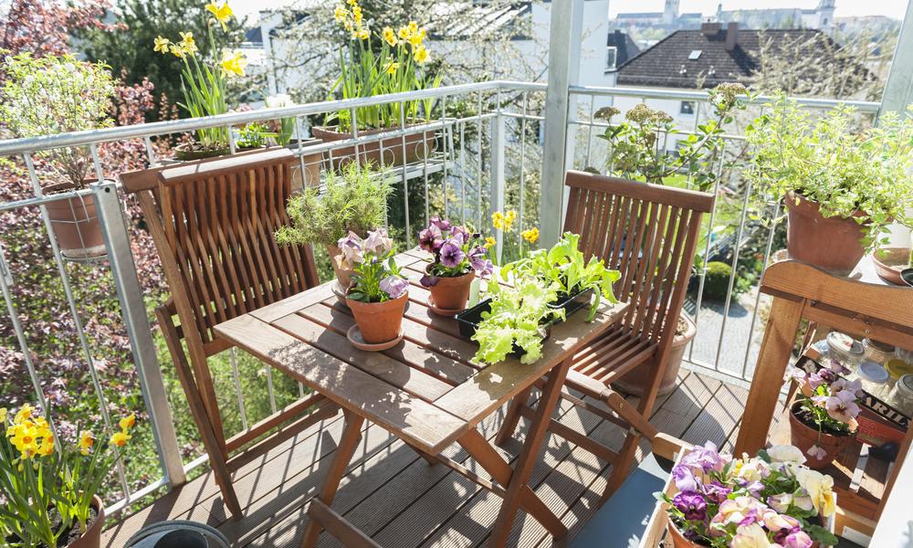 Gartentisch auf Balkon