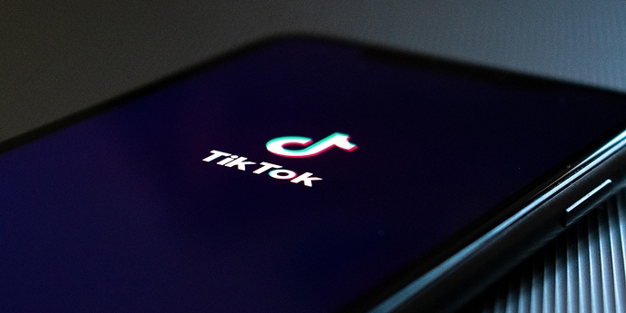 Handy mit TikTok Logo