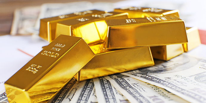 Goldbarren liegen auf Geldscheinen