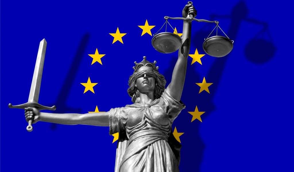 Justitia vor der europäischen Flagge