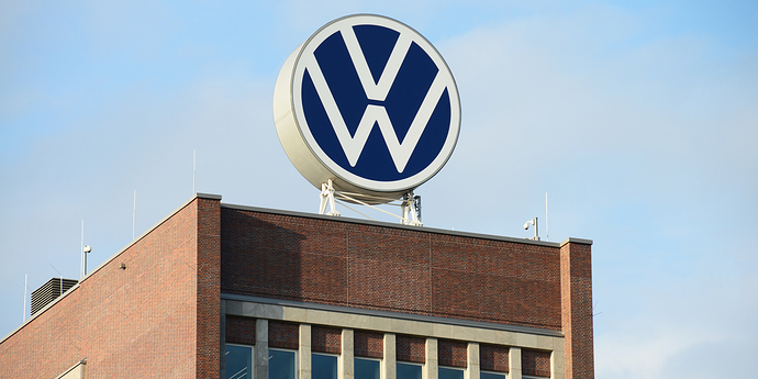 VW Logo auf Gebäude