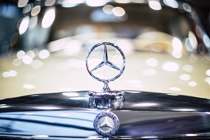 Mercedes Stern an Auto